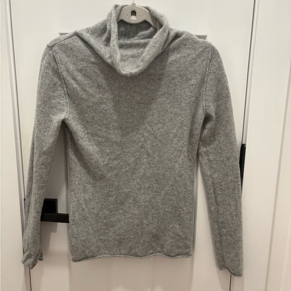 Women’s 100% Cashmere turtle Neck Sweater Gray Size M - Picture 2 of 6